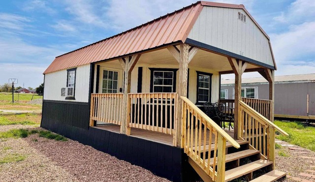 Small Cozy studio cottage with private bathroom and kitchenette. Outside Town.