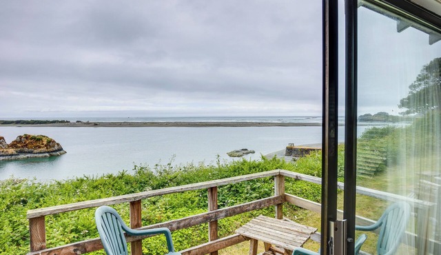 Smith River Vintage Cabin: Oceanfront Deck + Views
