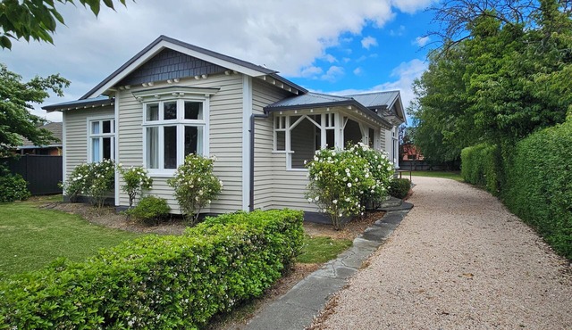 Spacious 3 bedroom period home. 2 living rooms. Walking distance to town.