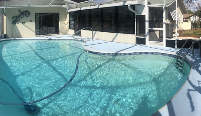 Spacious 3 BR 2 Bath House On Deep Canal With Screened Heated Pool