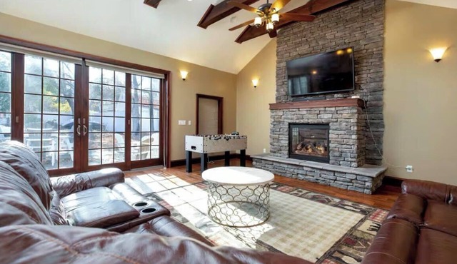 Spacious 4BR Close to Bolton Landing & LG Village with Great Entertaining Area