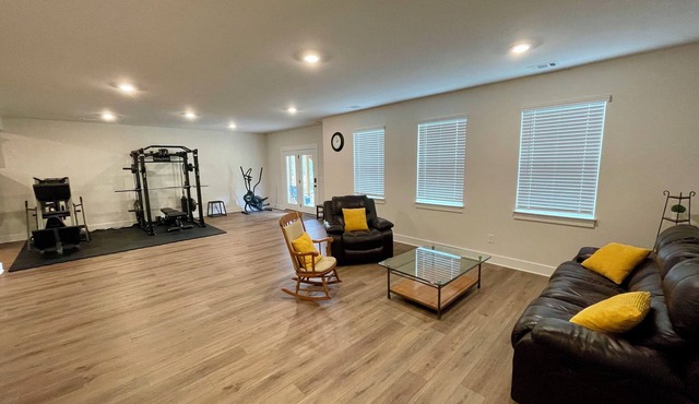 Spacious Basement Suite with full Kitchen 4 Miles to CU
