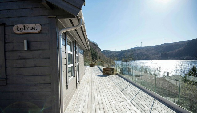 Spacious cabin with lake views in Åvesdalen