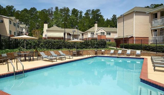 Spacious Good-Value Accommodation! 2 Convenient Units, Pool, Free Breakfast!