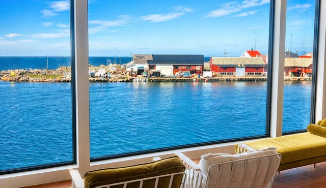 Spacious harbourfront apartment with sea view