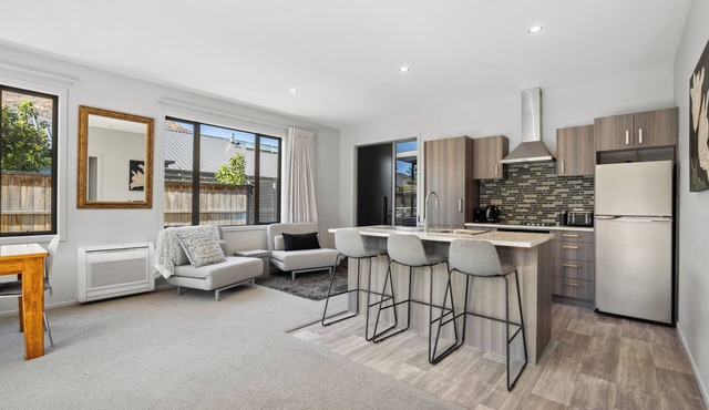 Spacious modern well appointed 3 bed 2 bath house