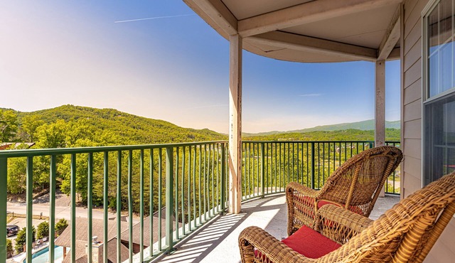 Spacious Unit w/Beautiful Sunset Mountain Views Wraparound Balcony 4005