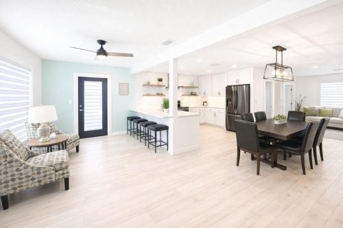 Spacious Upadated 2 King Beds Pets Welcome With Large Private and Fenced Yard Minutes to Beaches
