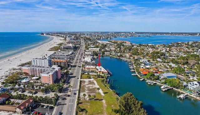 SPECIAL PRICING AUGUST TO OCTOBER Bayfront Beauty Condo Across From The Beach