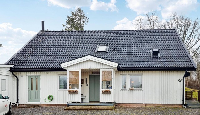 Spend an unforgettable vacation in this inviting cottage with outdoor hot tub!