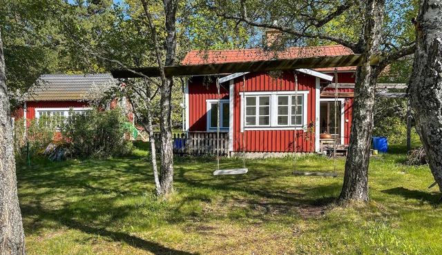 Spend an unforgettable vacation in this inviting cottage near the lake!