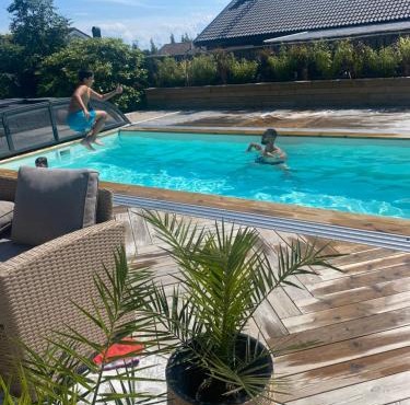 Stan- och strandnära poolvilla.