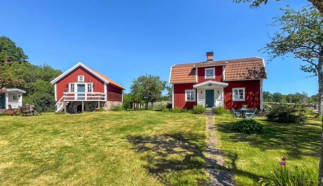 Stay in this inviting cottage in beautiful natural surroundings