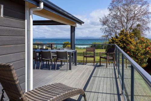 Still Water Retreat - Idyllic Taupo Lake front home near Taupo town