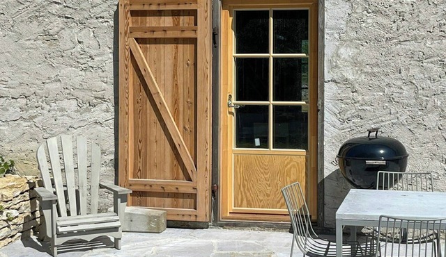 Stor flat in restored stone barn near the sea