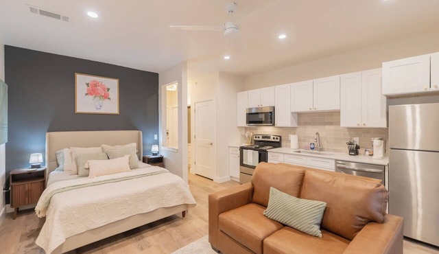 Studio 402 - Chic Studio Apartment