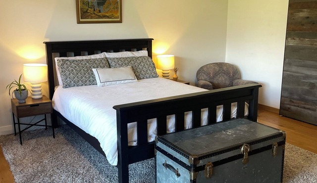 Studio with spectacular mountain views and short walk to Bob’s Cove