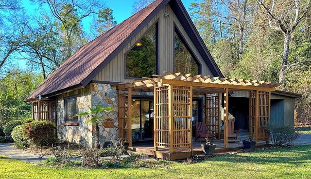 Stunning River-Side Cottage with Fire Pit!