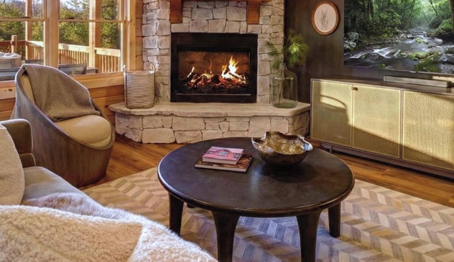 Stylish-Chic Rustic Retreat HotTub FirePit Games Secluded Mins to Dtwn