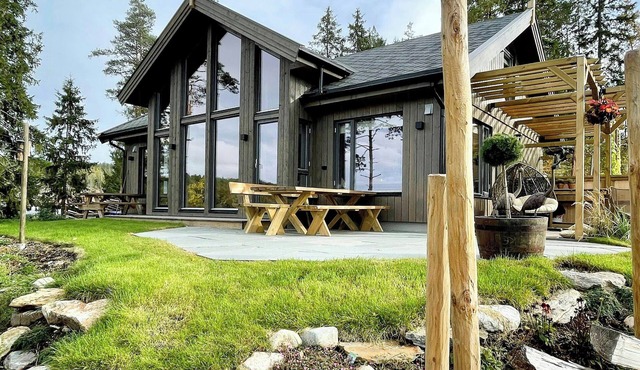 Stylish edge-of-forest cabin by the water
