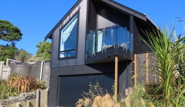 Stylish modern apartment with stunning lighthouse views, close to the beach