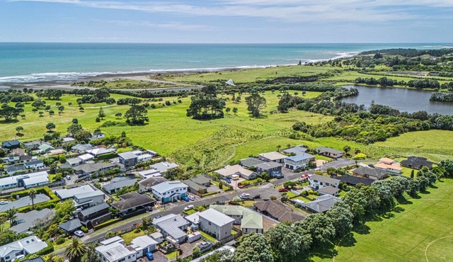 Sunny Fitzroy Beach Retreat (Large 220 sqm family home)