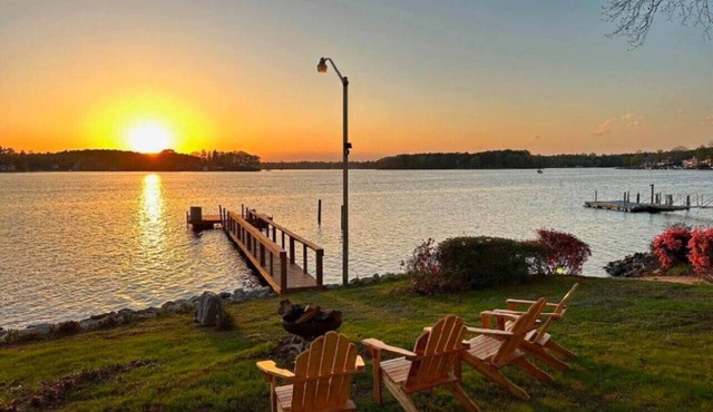 Sunset Hideaway 4BR | Sleeps 12 | 2 Kayaks