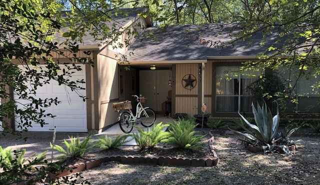 The Hideaway - Clean, Comfy, Affordable & Close To All The Fun.