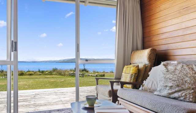 The Lake Bach - Ngongotaha Lakefront Holiday Home