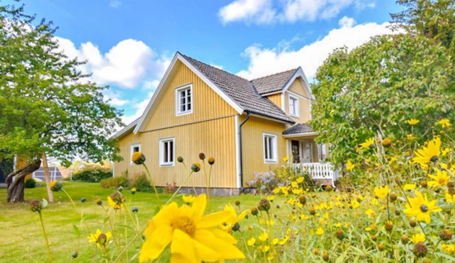 This beautiful vacation home is located in Mörlunda.