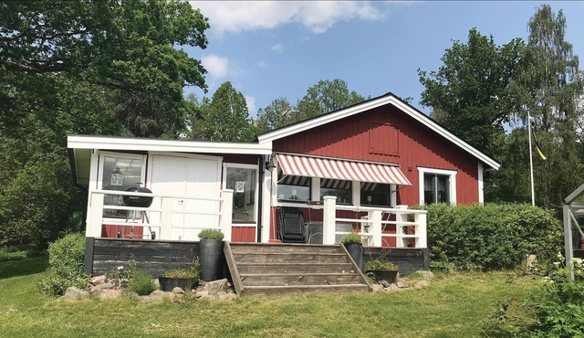 This cottage has a good standard and a beautiful view from the highlands to the lake Ylen.