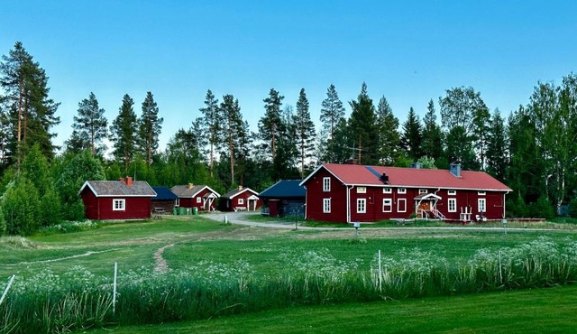 Timmerhus komplett mindre bostad med tillgång till stort servicehus