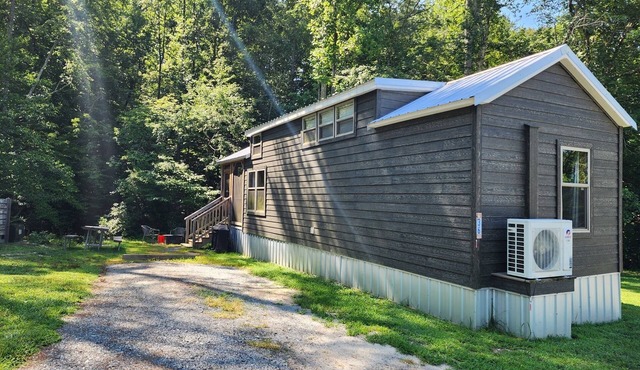 Tiny home on the creek, screened in porch, full kitchen, private firepit, sleeps 8