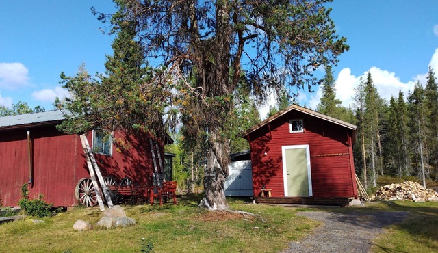 Tiny Timber Lodge from early 1900s