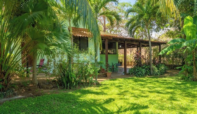 Tranquil 2-bedroom villa with AC in Playa Hermosa