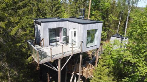 Treehouse Stay with Wood-Fired Hot Tub & Nature!