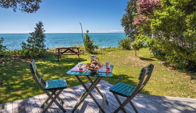 Tuis Song - Golden Bay Holiday Home