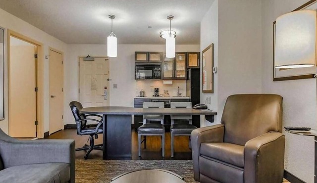 TWO Comfortable 1BR Suites With Kitchens, Short Drive to Kohl Children's Museum!