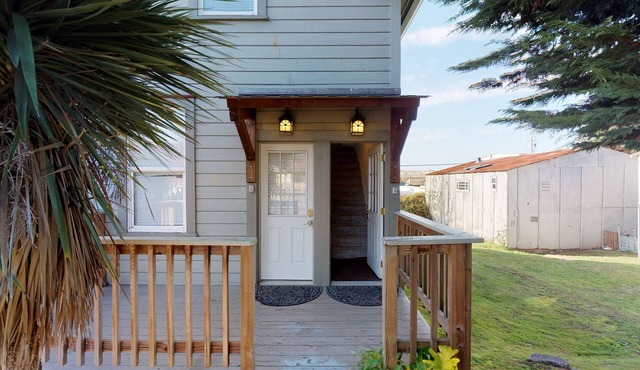 Uptown Rooftop Views, Modern 2 Bedroom Home