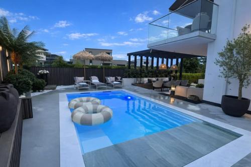 Villa with Pool in luxury and calm street