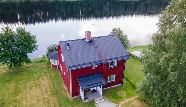 Vindelstugan · Riverside Cottage on the Wild Vindel River