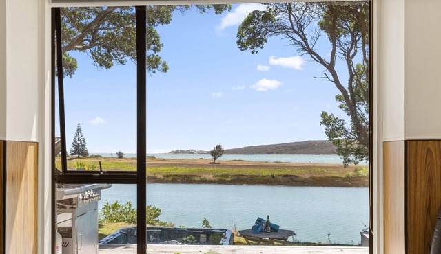 WATERFRONT ESTUARY ESCAPE - RAGLAN HOLIDAY HOME in Raglan