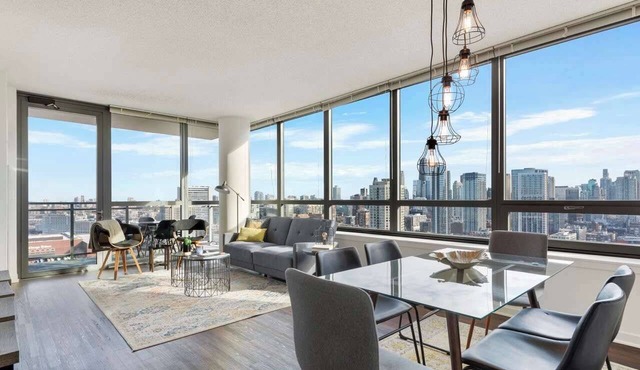 West Loop 2BR with Skyline Views + Prime Location