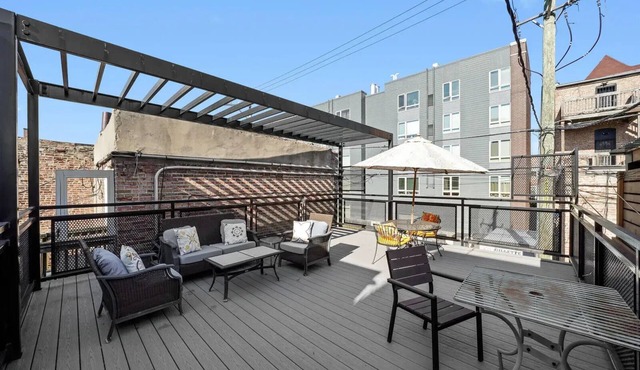 Westloop Spacious 4 bdrm Duplex with parking & workout area