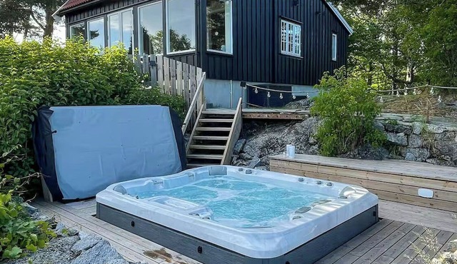House with own jetty and jacuzzi near Langesund