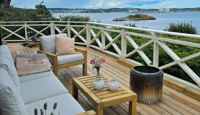 Family cabin with sea views near Stavern