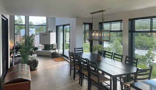 Cozy architect-designed cabin with river view