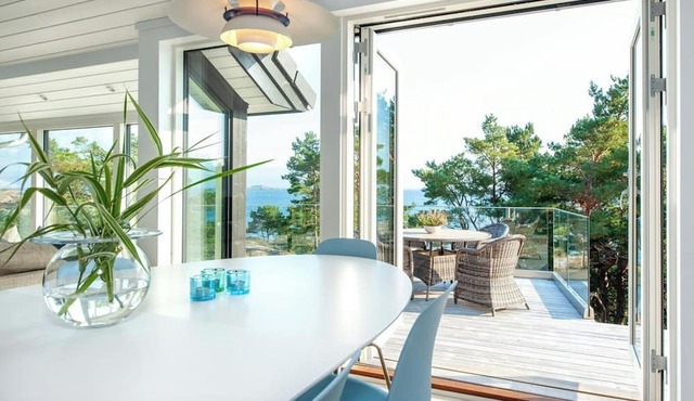 Seaside cabin with ocean view and sunny terrace