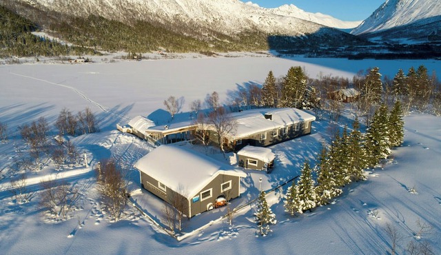 Lakeside lodge with fishing
