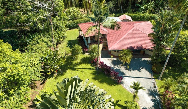 Charming bungalow in delightful Limón Province perfect for your getaway